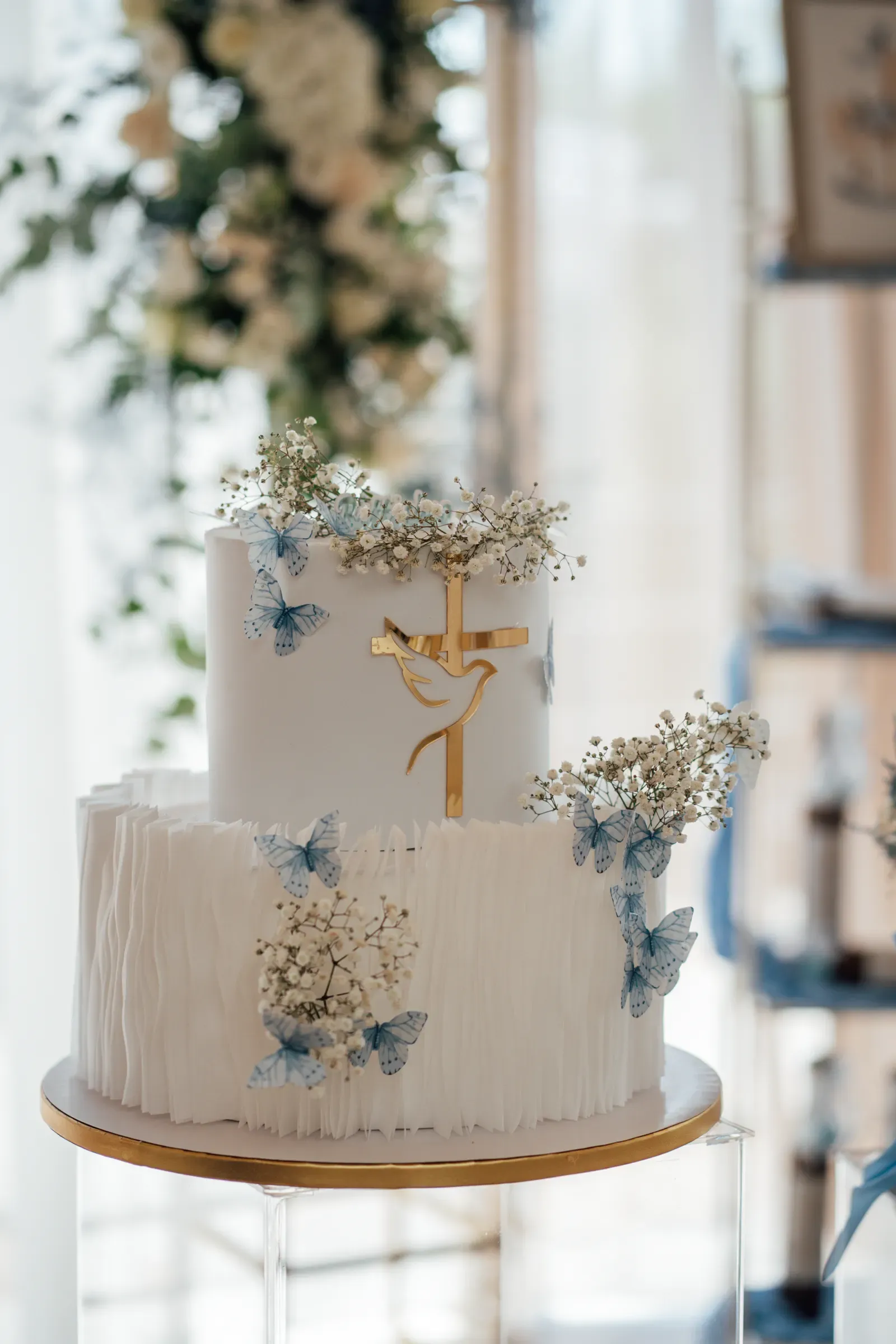 Torta di battesimo decorata con fiori e farfalle